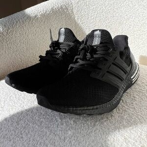 Men’s Adidas UltraBoost 5.0 DNA Running Size 9.5 Shoes